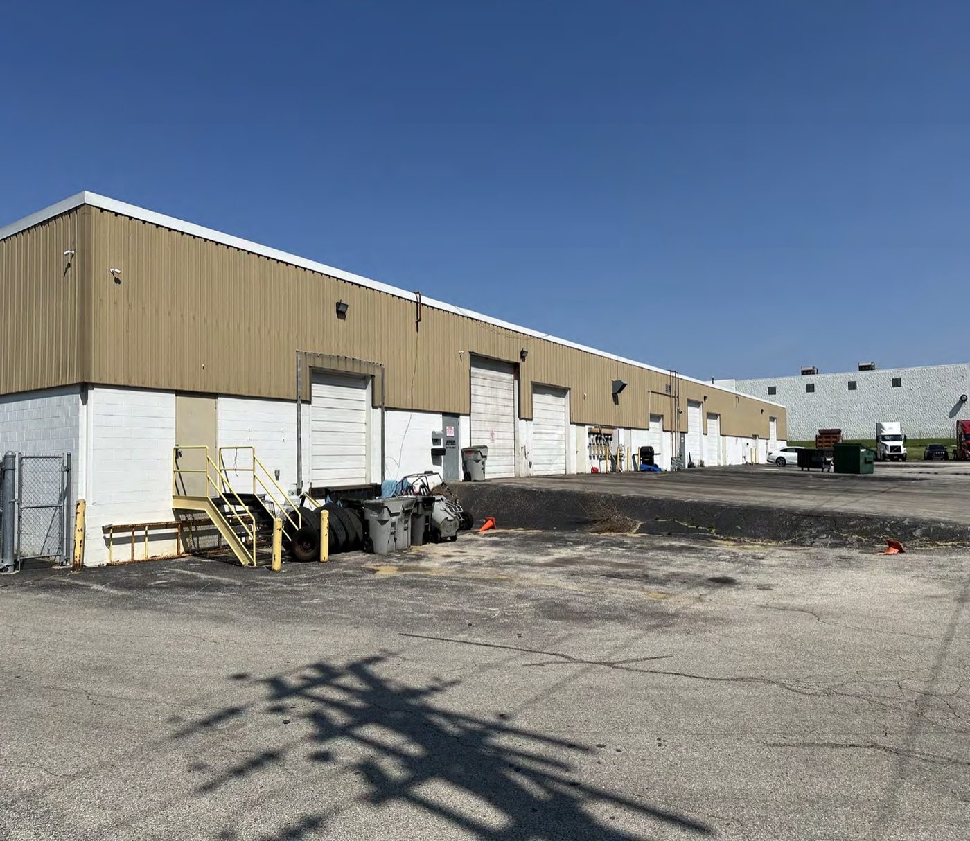 Small-bay multi-tenant industrial building