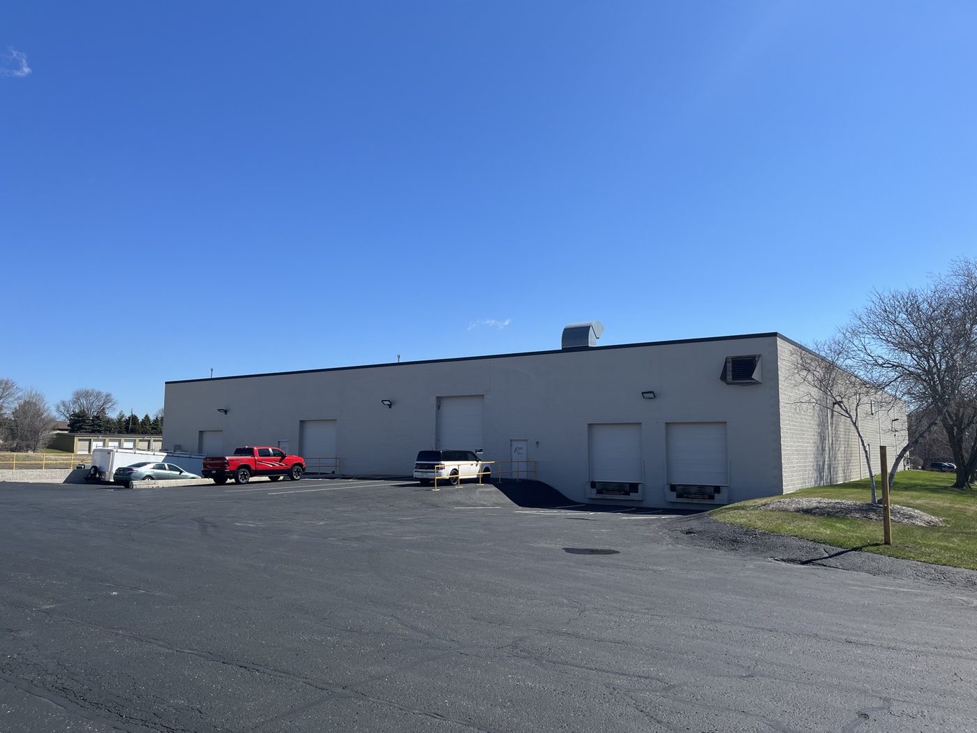 Single-tenant net-lease industrial building