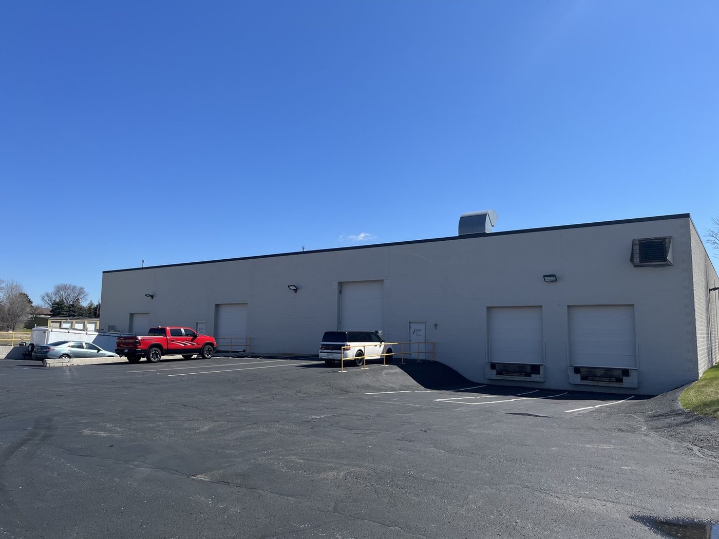W141 N9501 Fountain Blvd — industrial property photo 2